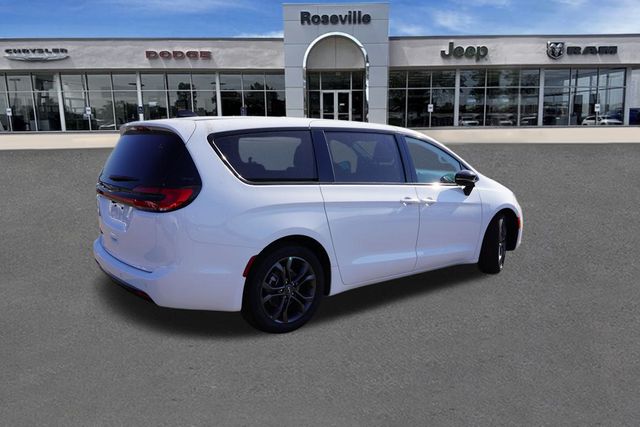 2026 Chrysler Pacifica photo 3