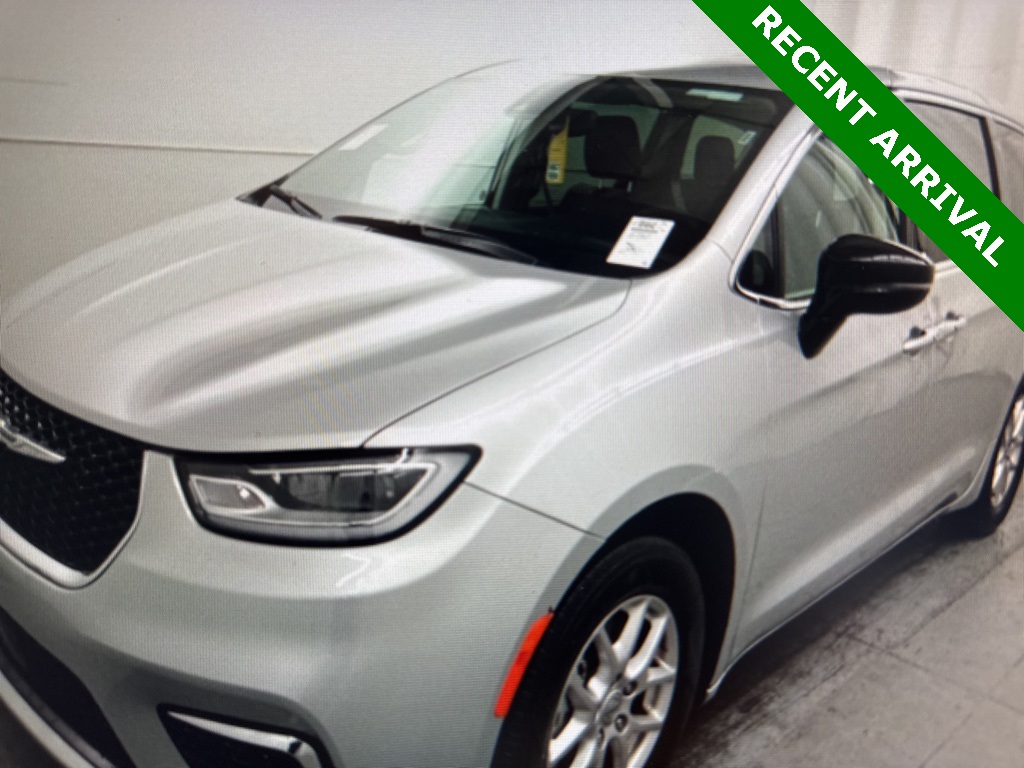 2024 Chrysler Pacifica Touring L's photo