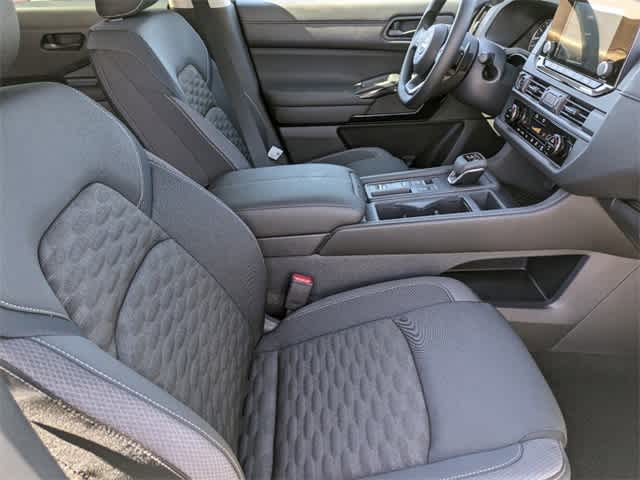 2024 Nissan Pathfinder S photo 11