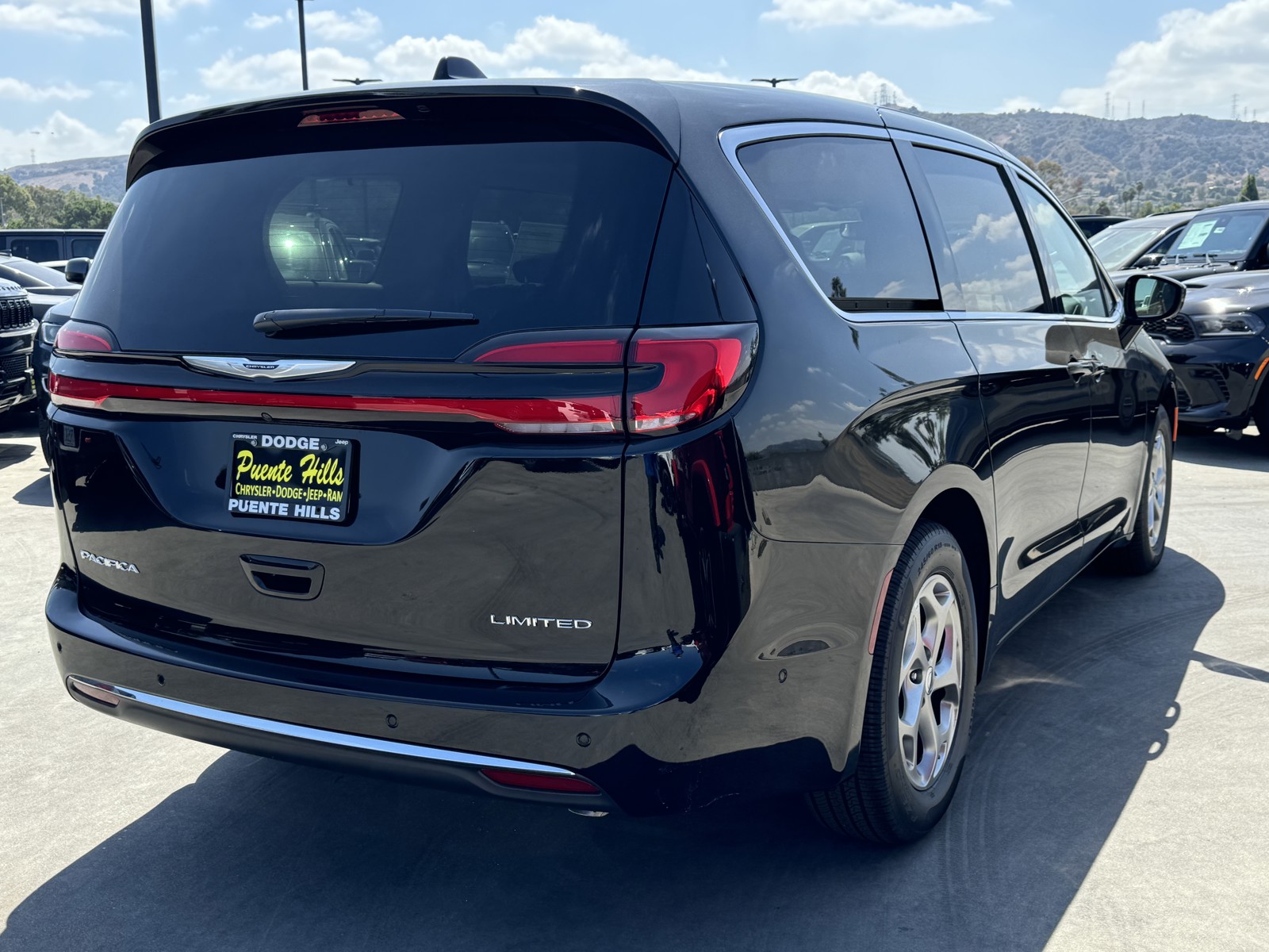 2024 Chrysler Pacifica Limited photo 5
