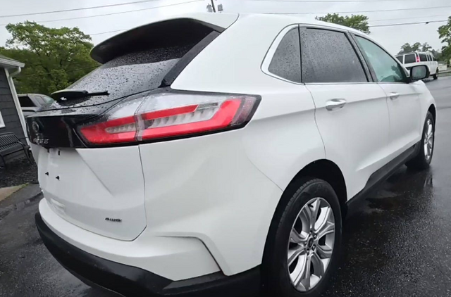 2021 Ford Edge Titanium photo 2