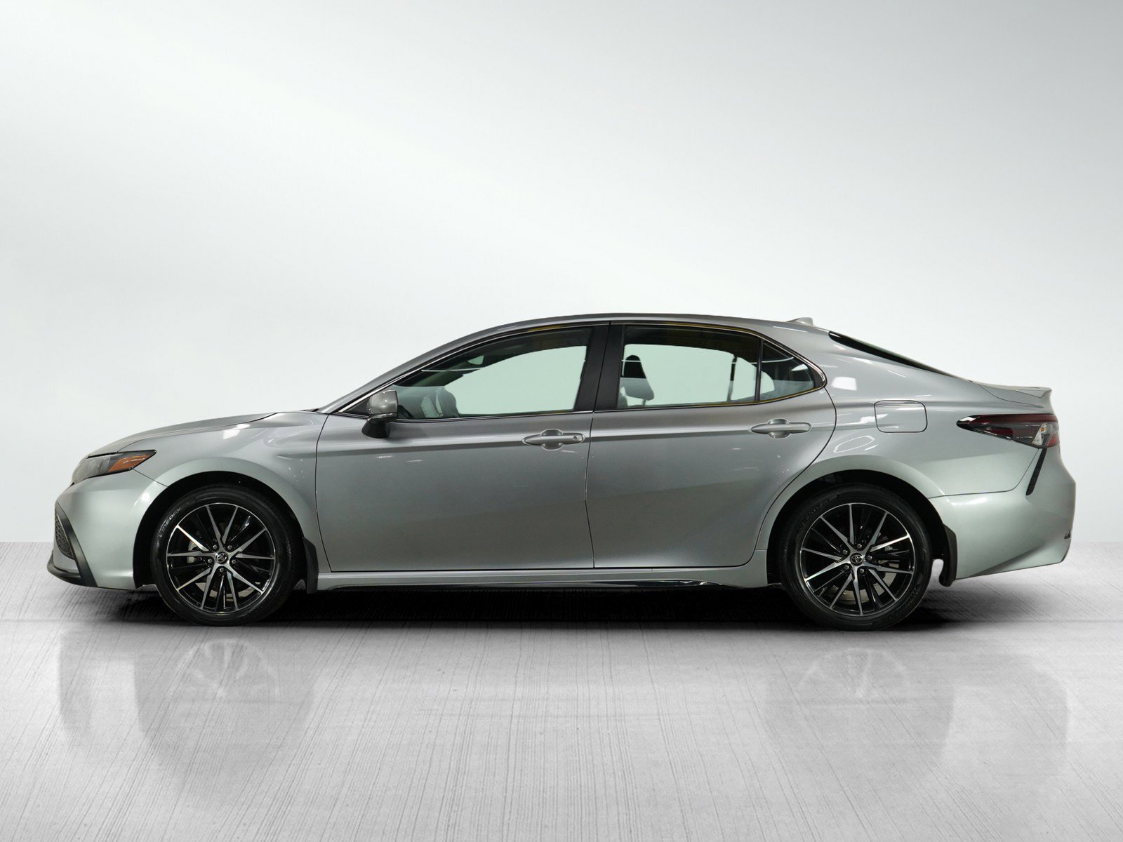 Used 2024 Toyota Camry SE with VIN 4T1G11AK0RU882600 for sale in Burnsville, Minnesota