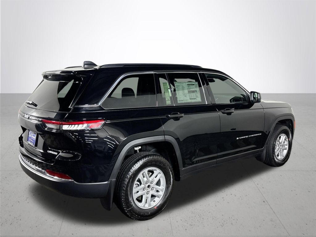 2025 Jeep Grand Cherokee Laredo photo 2