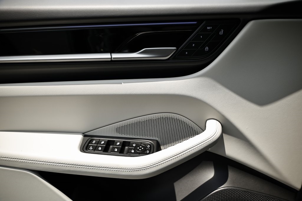 2025 Porsche Macan 4 Electric photo 18