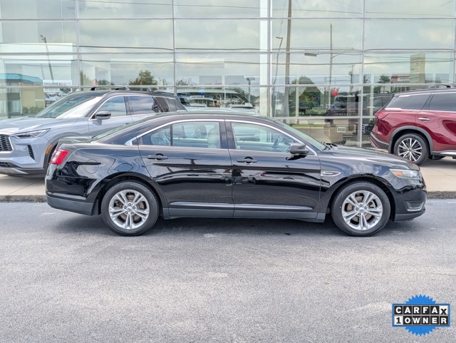 2017 Ford Taurus SE photo 6