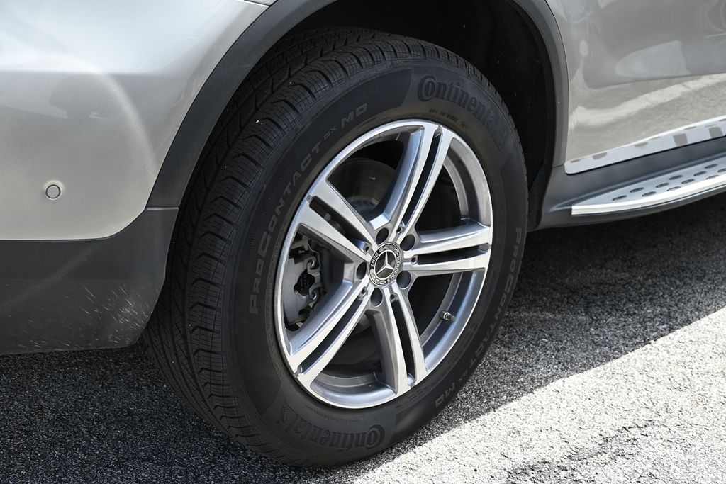 2021 Mercedes Benz GLC 300 photo 2