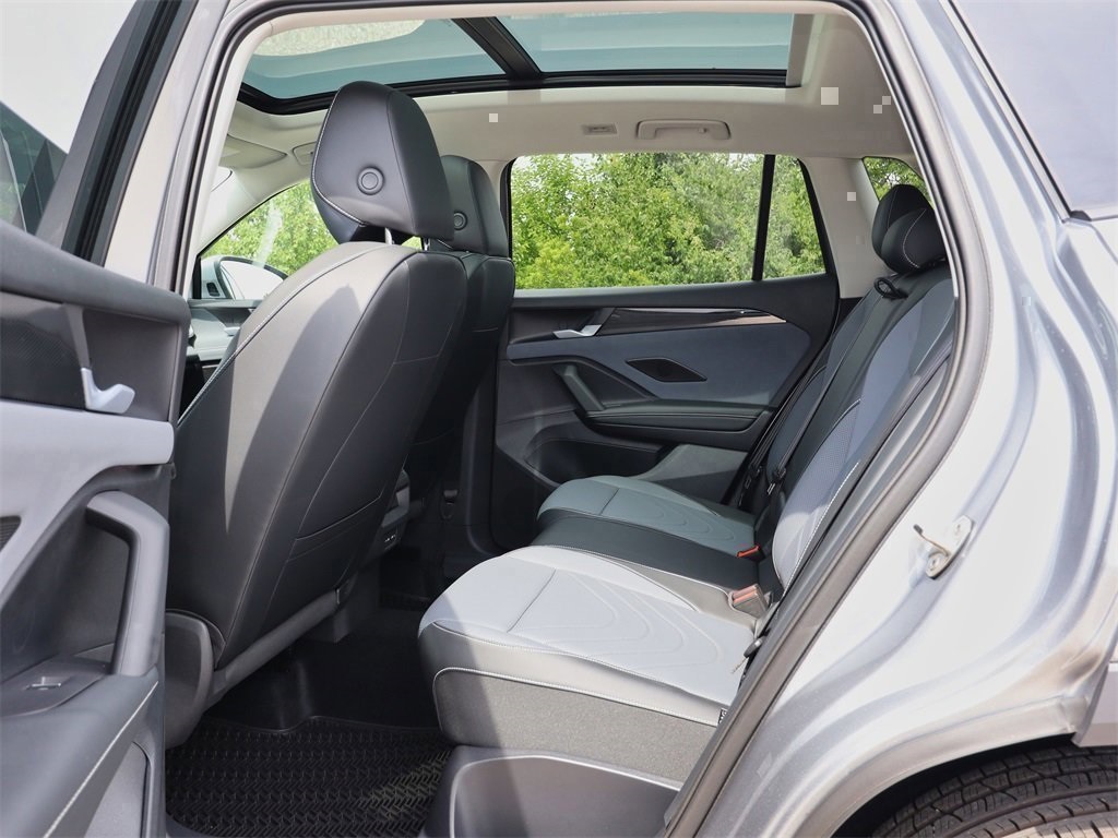 2025 Volkswagen Tiguan SE photo 14