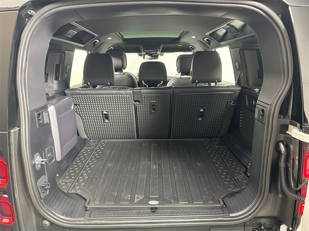 2025 Land Rover Defender 110 X-Dynamic SE photo 21
