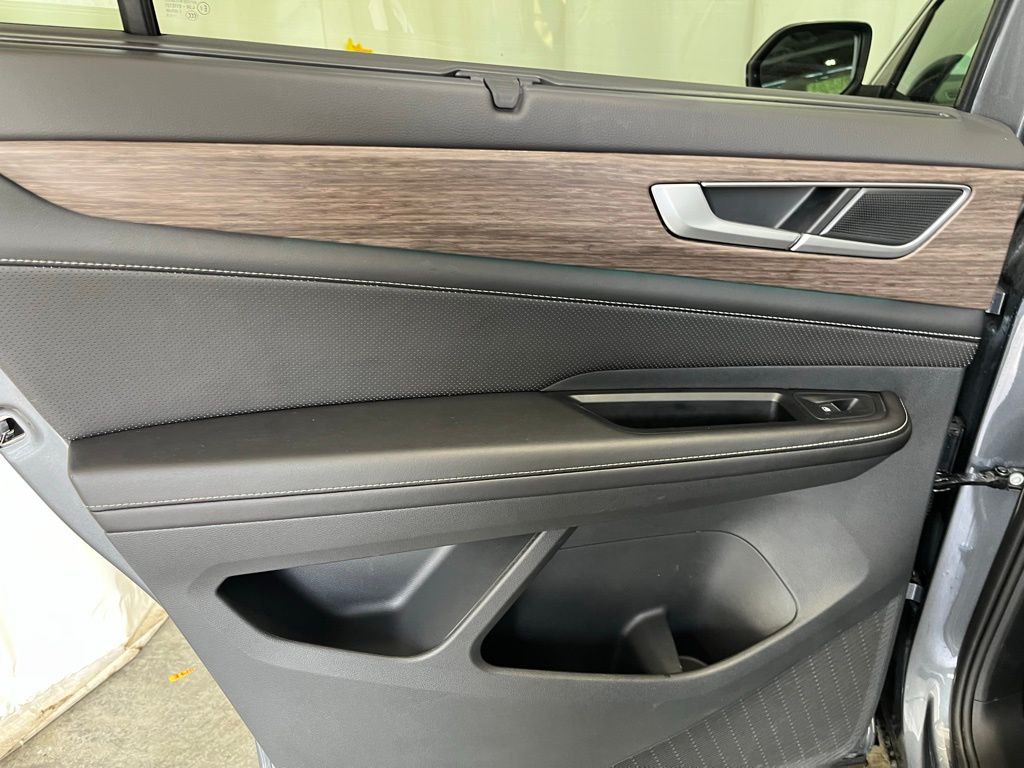 2024 Volkswagen Atlas SEL photo 21