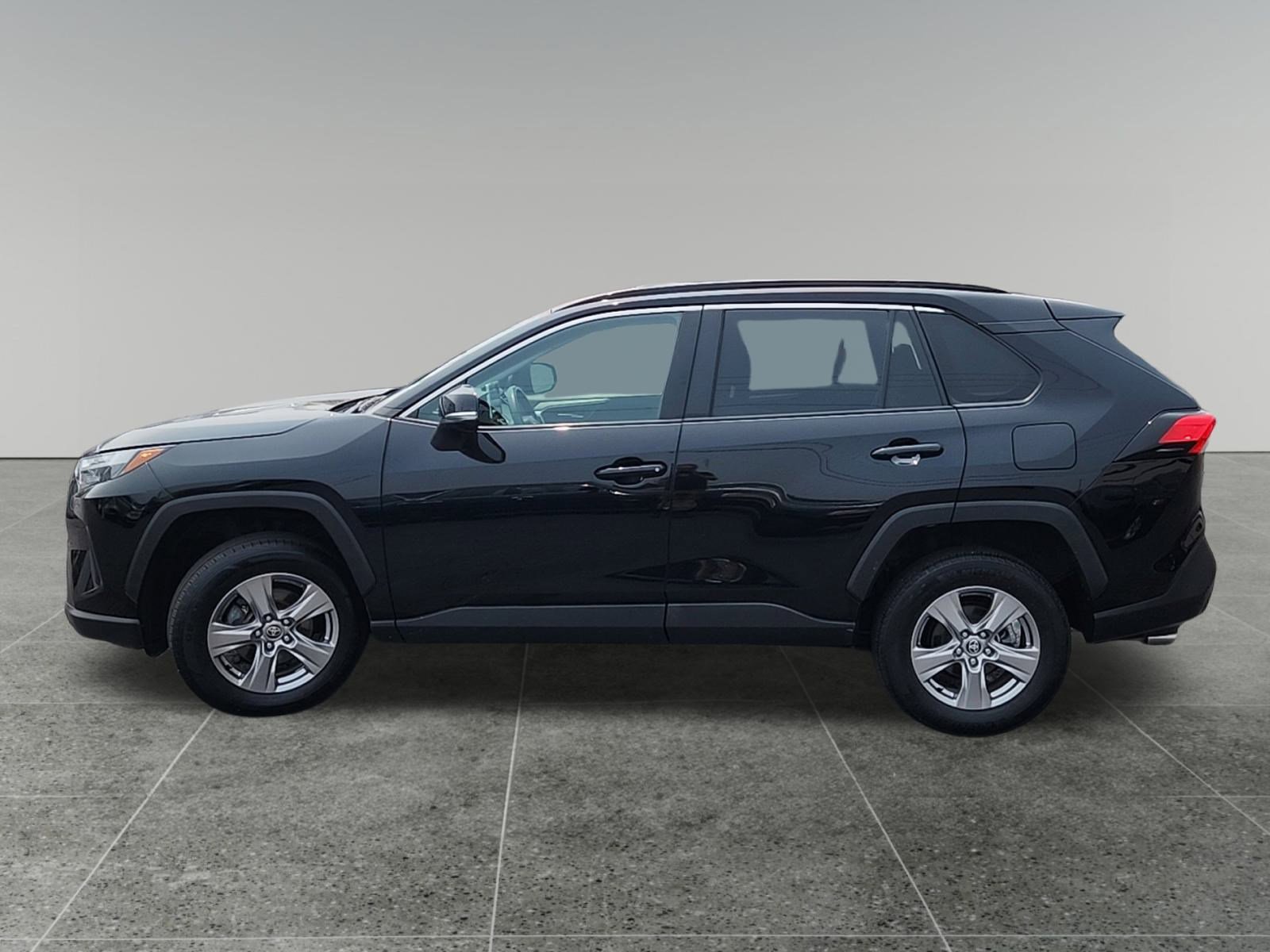 2023 Toyota RAV4 XLE photo 4