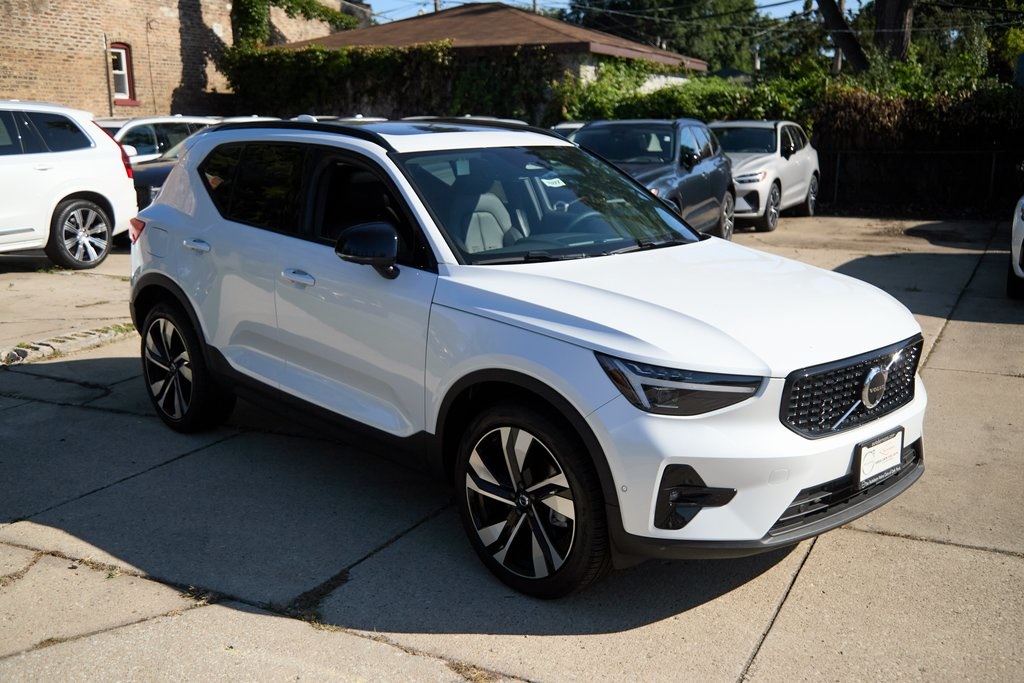 2025 VOLVO XC40 - Image 3