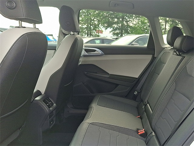 2025 Volkswagen Taos SE photo 4