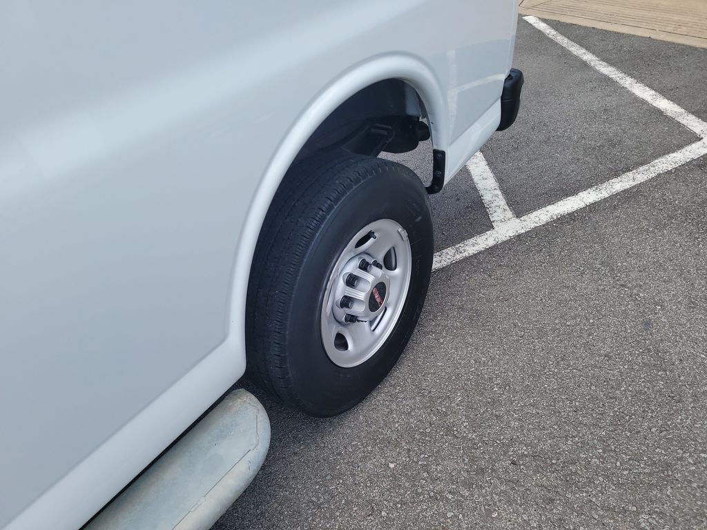 2023 Gmc Savana Cargo 2500 photo 9