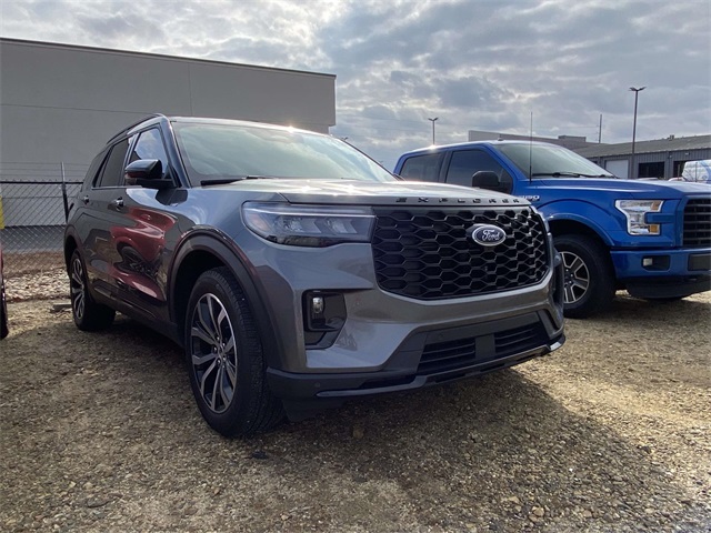 2025 Ford Explorer ST-LINE's photo