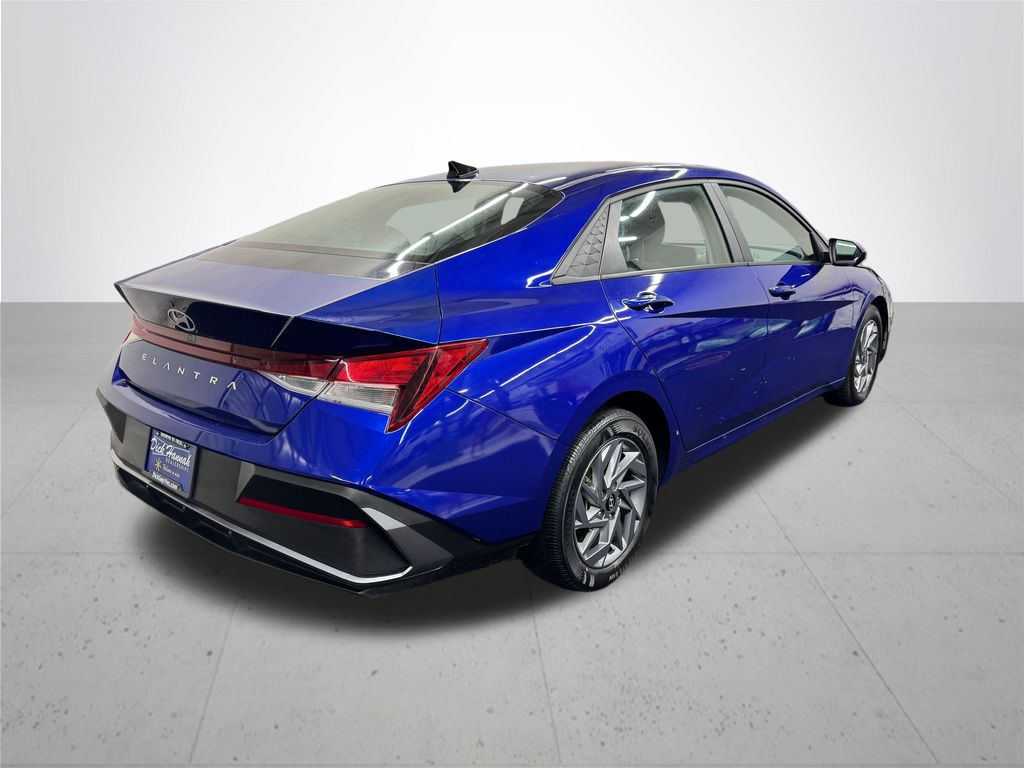 2024 Hyundai Elantra SEL photo 7