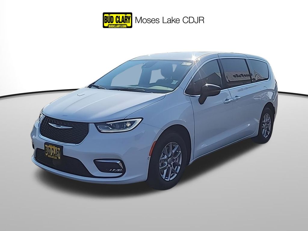 2026 Chrysler Pacifica Select's photo