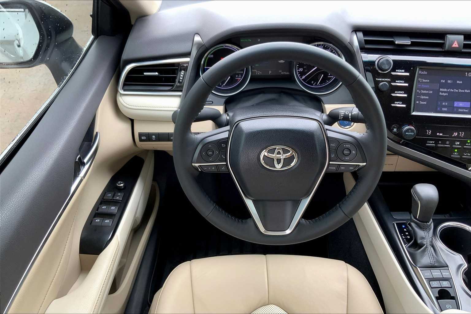 2018 Toyota Camry Hybrid XLE photo 5