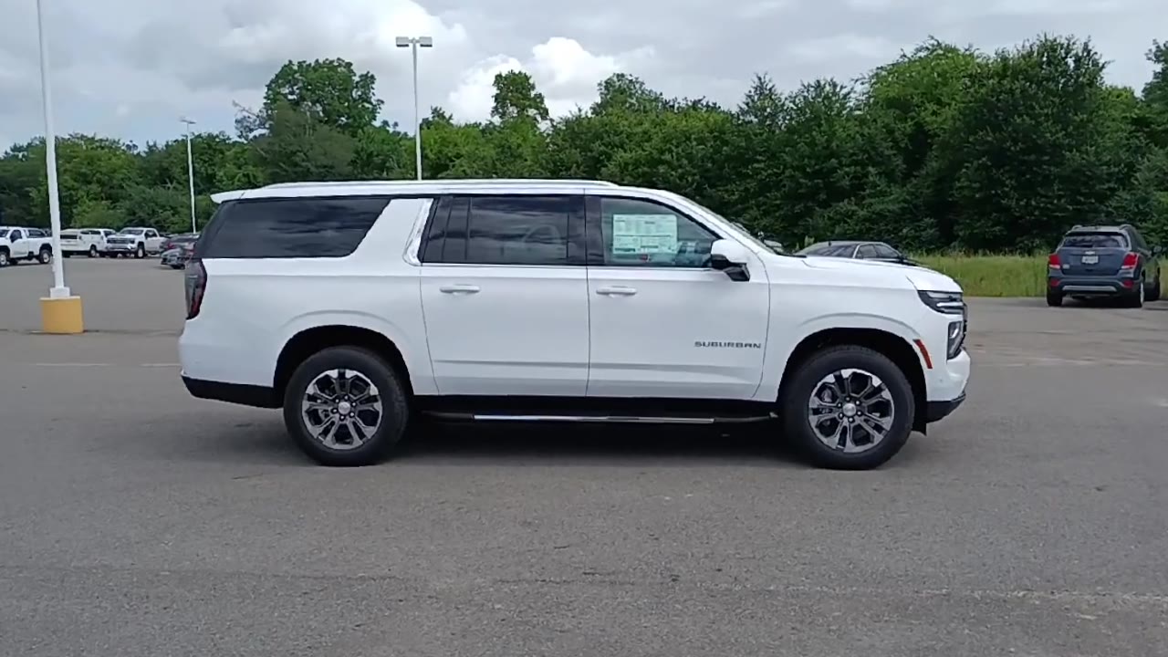 2025 Chevrolet Suburban LT photo 9