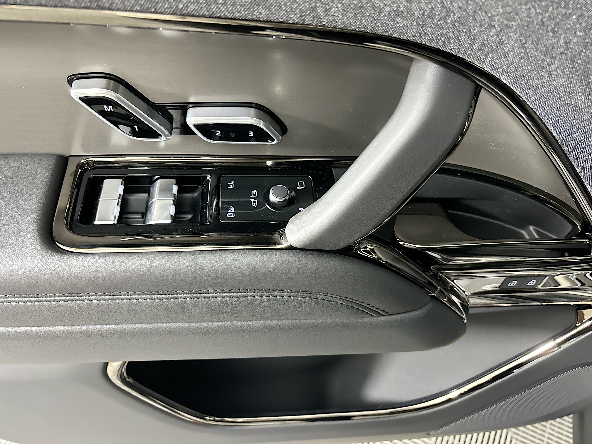 2025 Land Rover Range Rover Sport SE photo 18