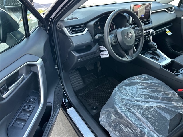 2025 Toyota RAV4 XLE photo 5