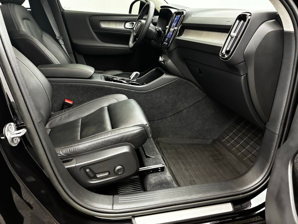 2023 Volvo XC40 Plus photo 22