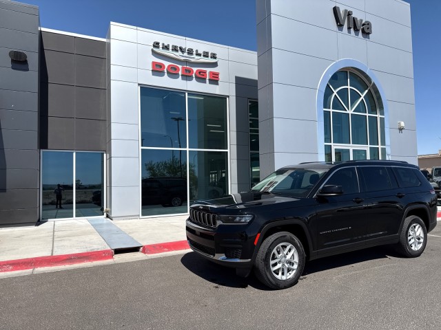 New 2023 Diamond Black Crystal Pearl-Coat Exterior Paint Jeep Laredo image 1