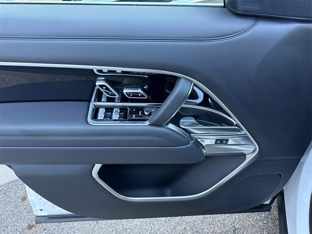 2023 Land Rover Range Rover SE photo 17