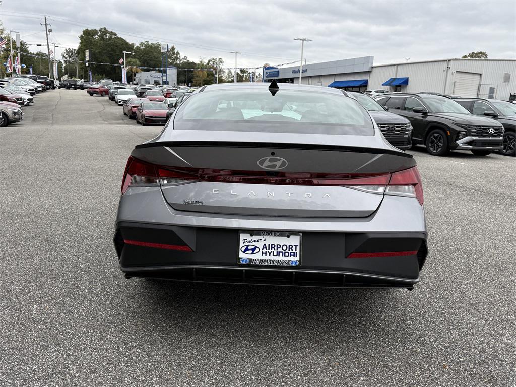 2026 Hyundai Elantra SEL Sport photo 4