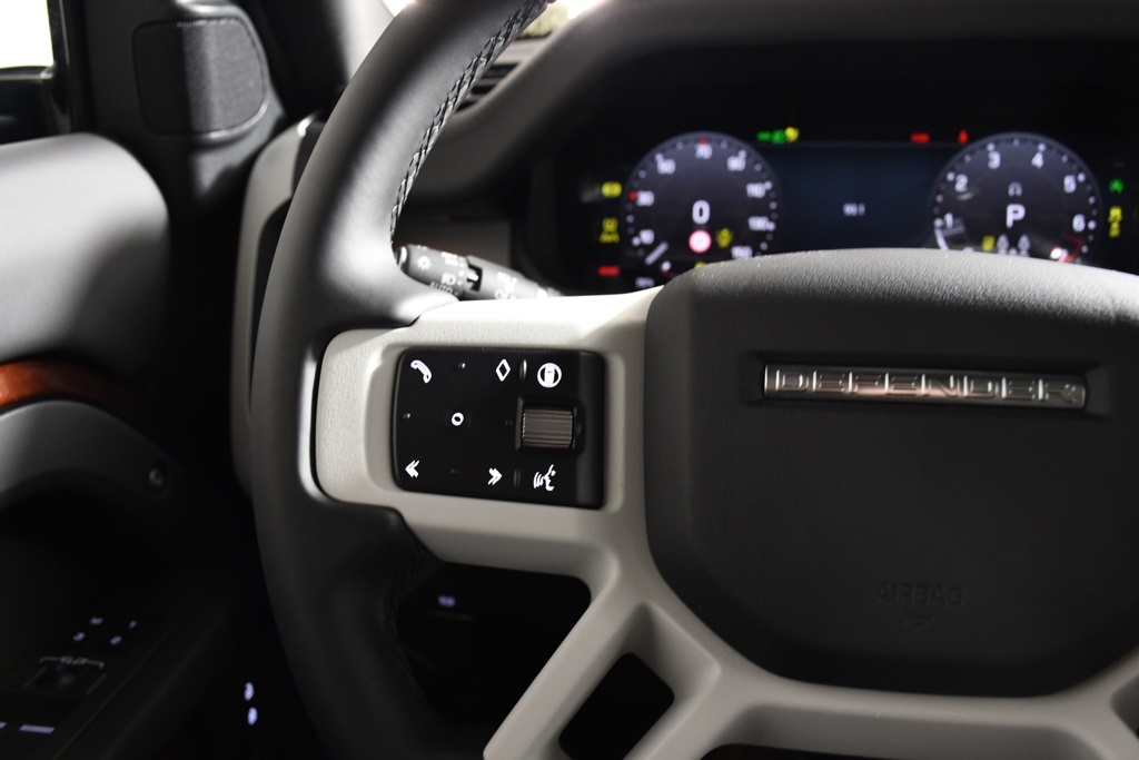 2025 Land Rover Defender 130 X-Dynamic SE photo 26