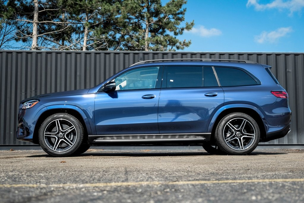2025 Mercedes Benz GLS 450 4MATIC photo 3
