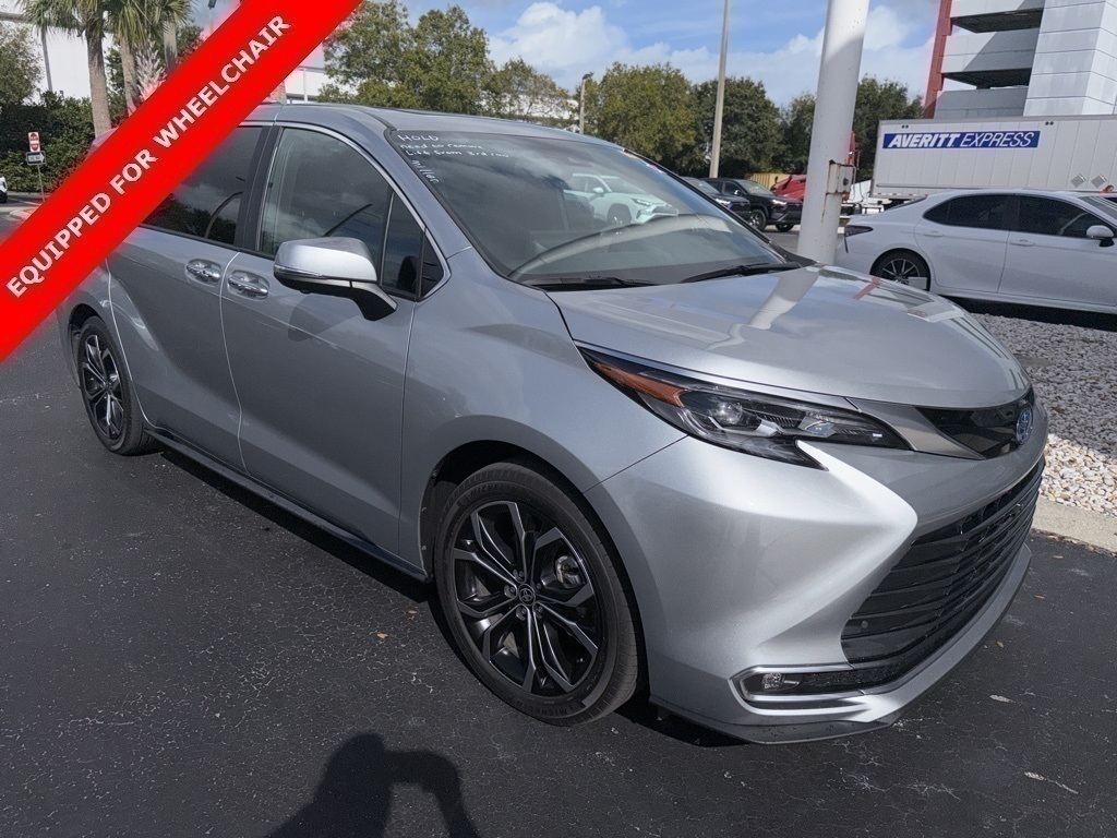 2025 Toyota Sienna Platinum's photo