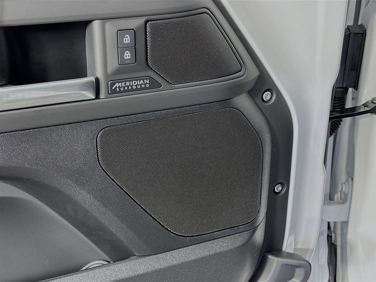 2025 Land Rover Defender 110 X-Dynamic SE photo 15