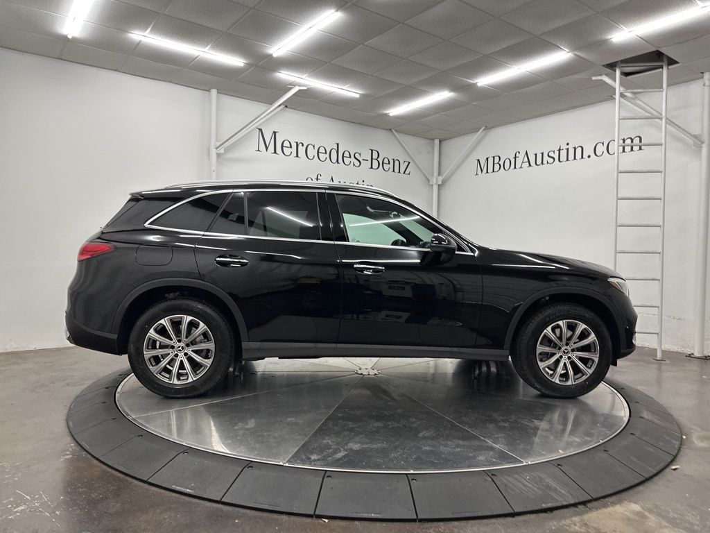 2025 Mercedes Benz GLC 300 photo 4