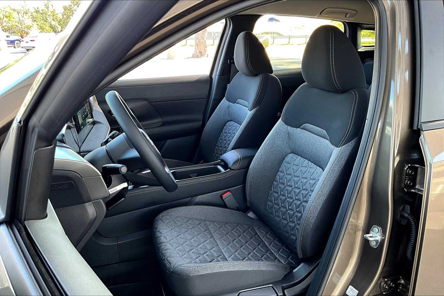 2025 Nissan Kicks SV photo 8