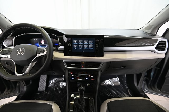 2025 Volkswagen Taos SE photo 2