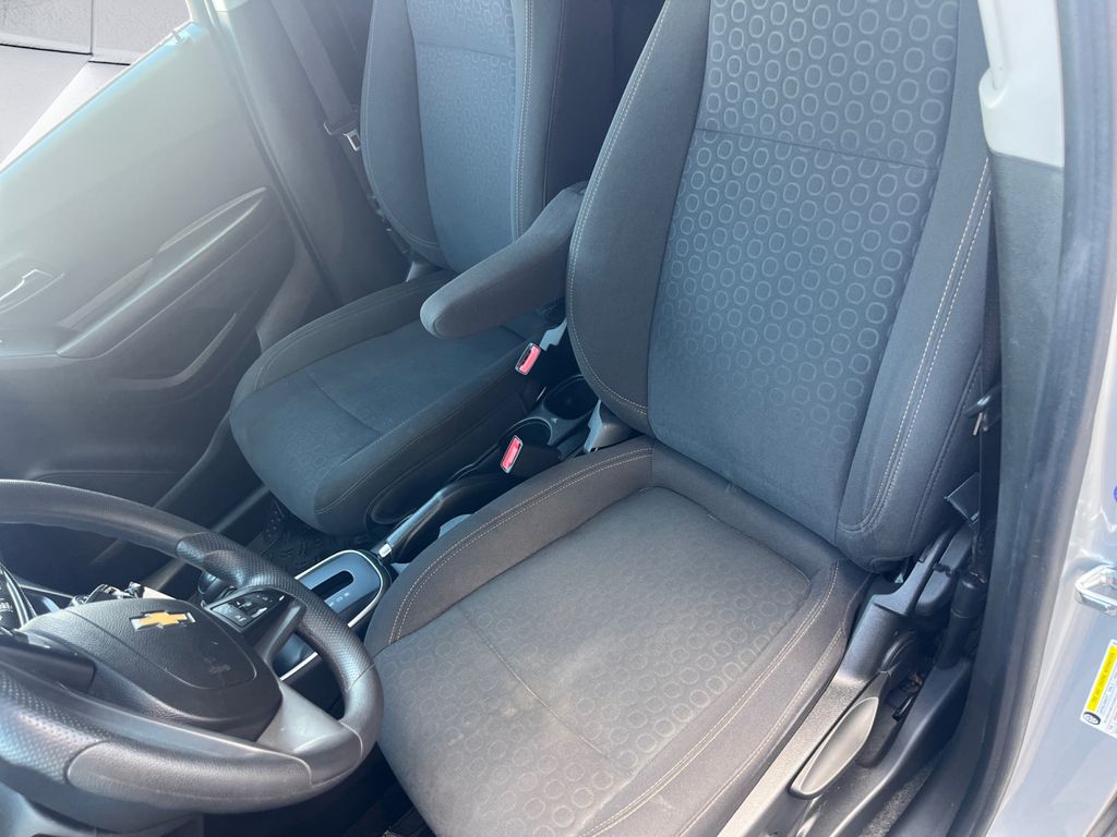 2022 Chevrolet Trax LS photo 8