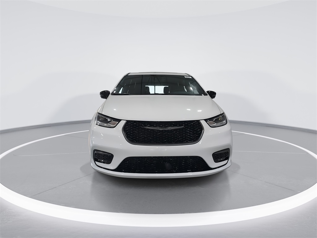 2026 Chrysler Pacifica photo 2