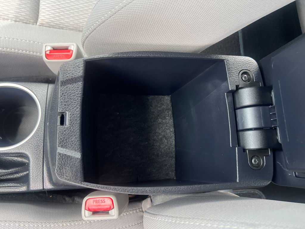 2014 Toyota Corolla LE photo 24
