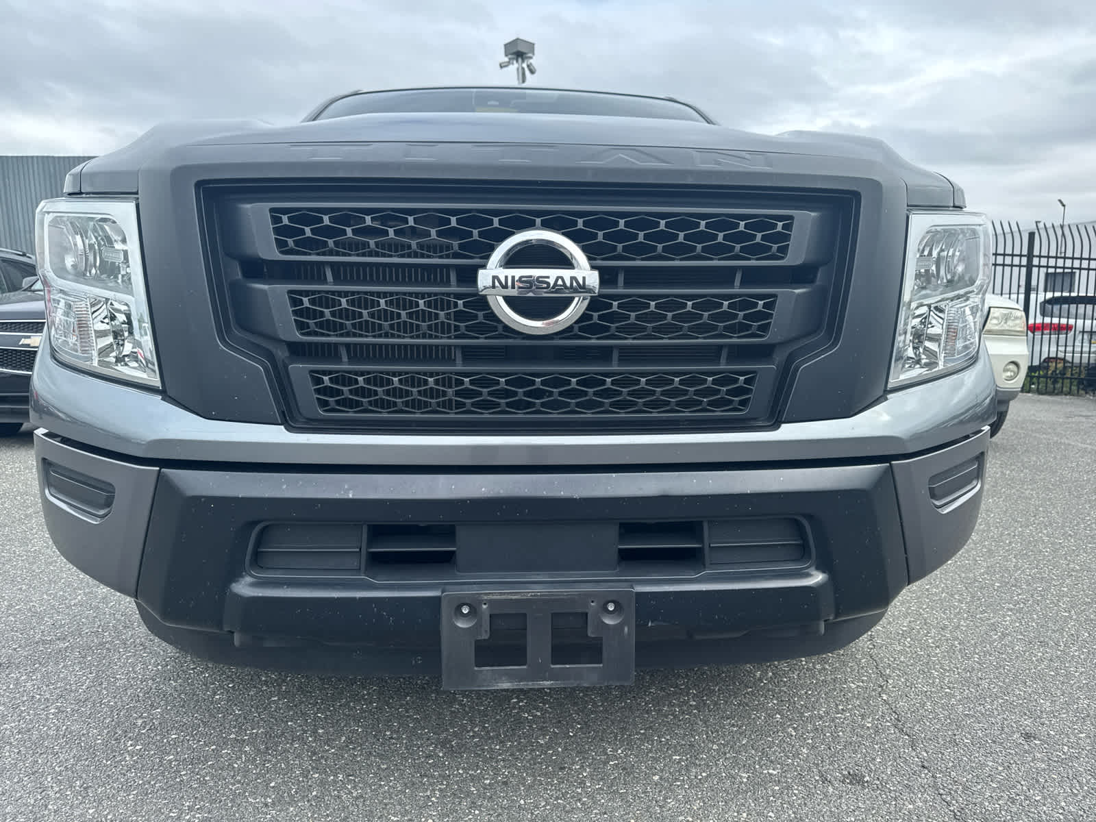2022 Nissan Titan Crew Cab S photo 2