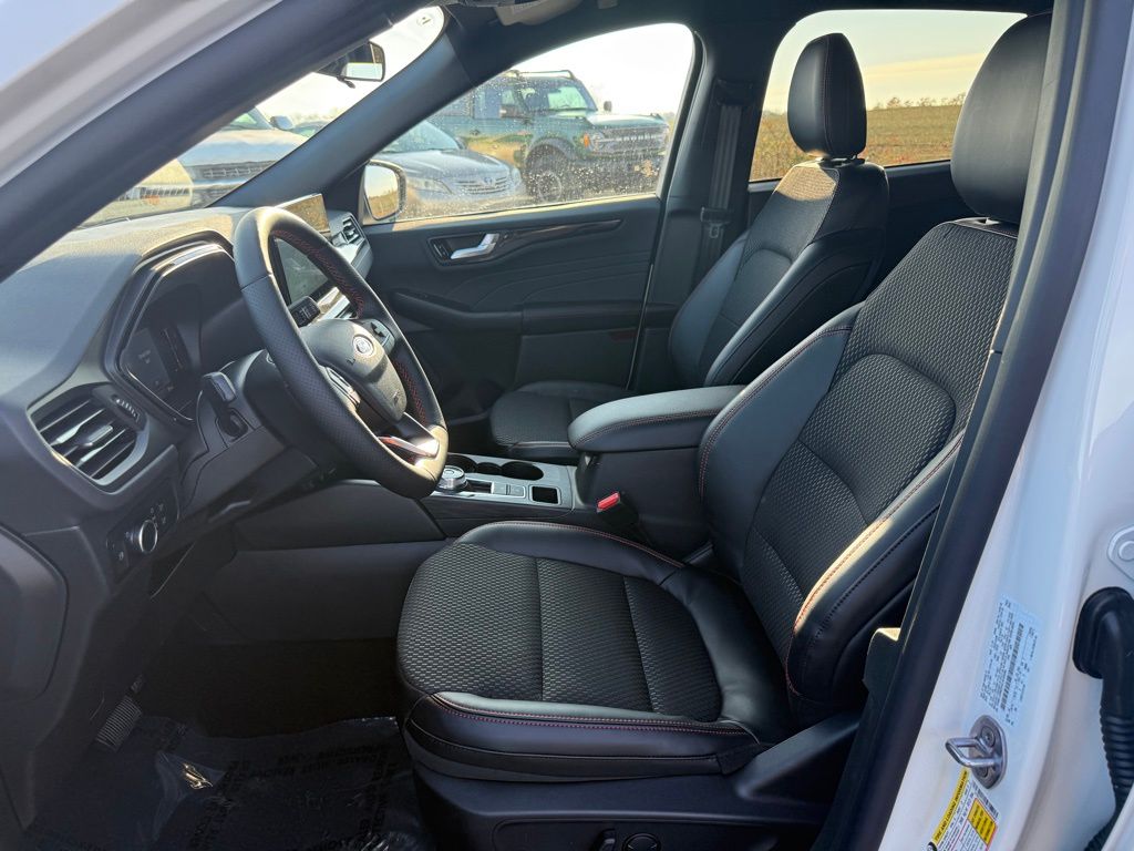 2025 Ford Escape ST-Line photo 4