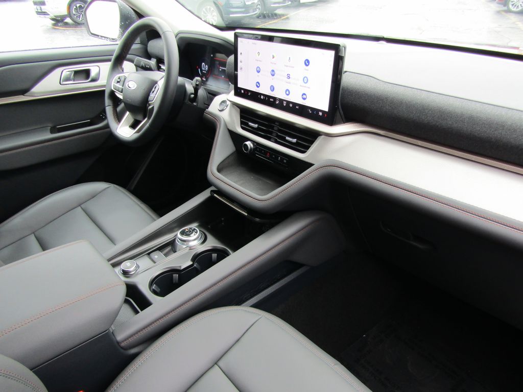 2025 Ford Explorer photo 31