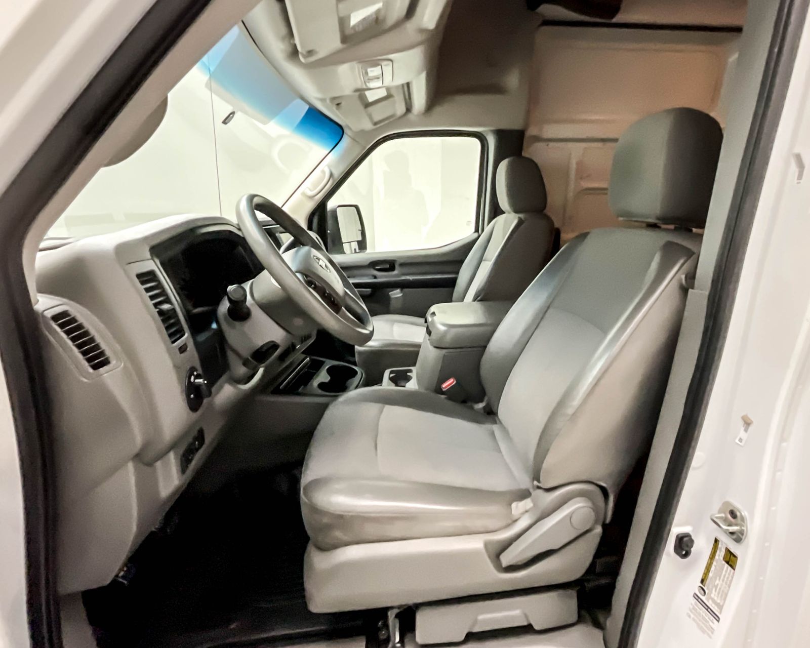 2021 Nissan NV2500 HD SV photo 7