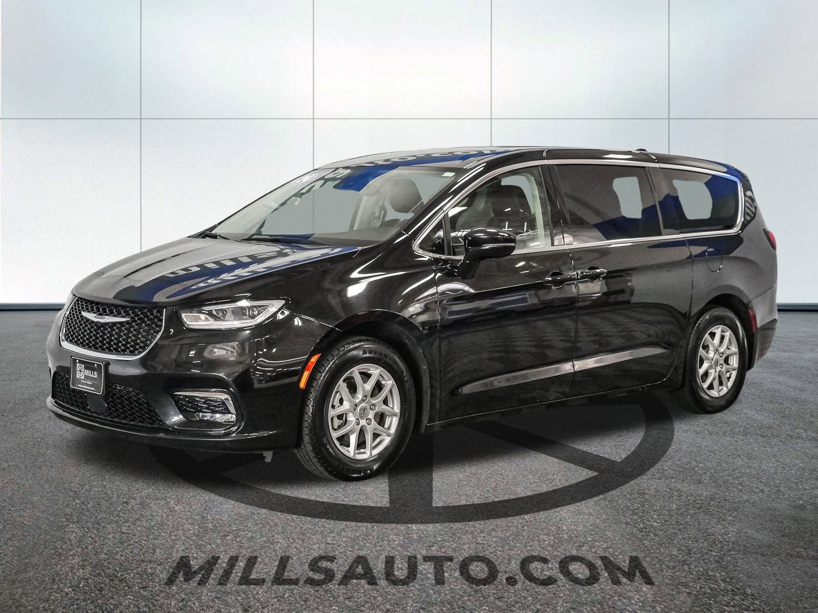 Used 2024 Chrysler Pacifica Touring L with VIN 2C4RC1BG0RR149218 for sale in Baxter, Minnesota