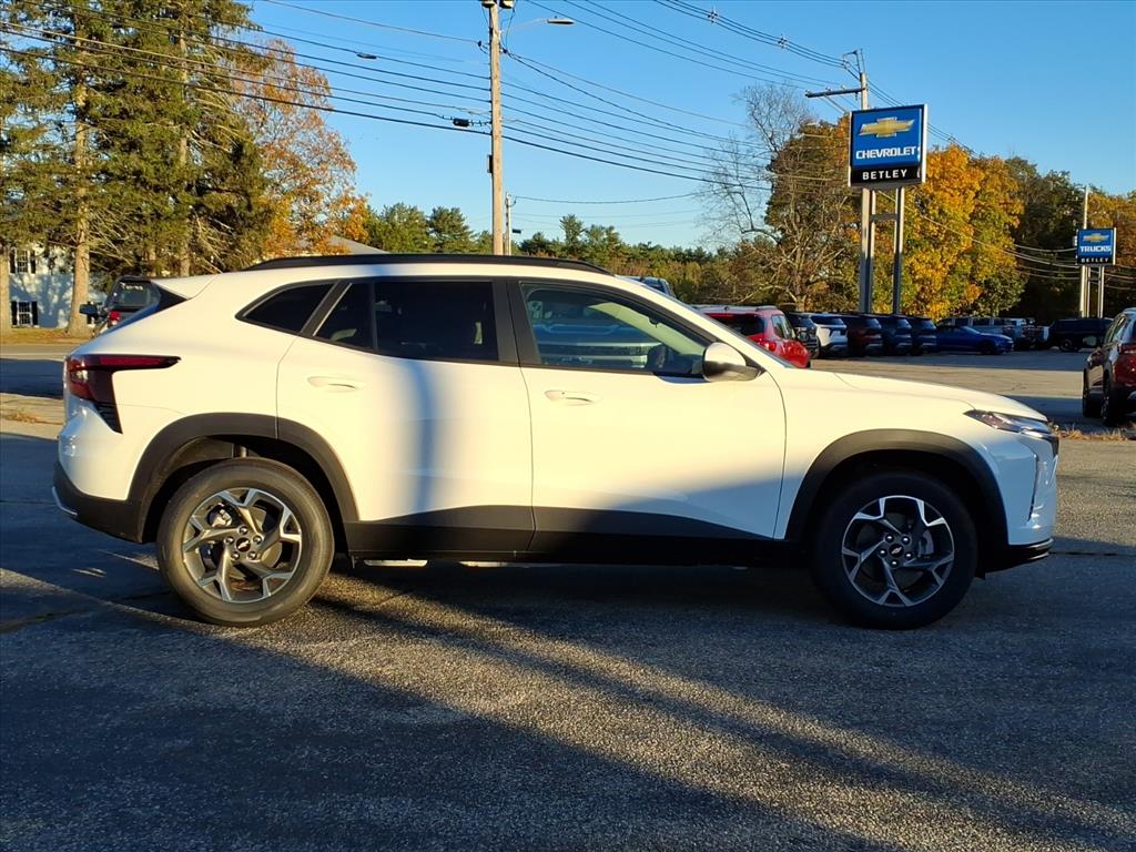2025 Chevrolet Trax LT photo 2