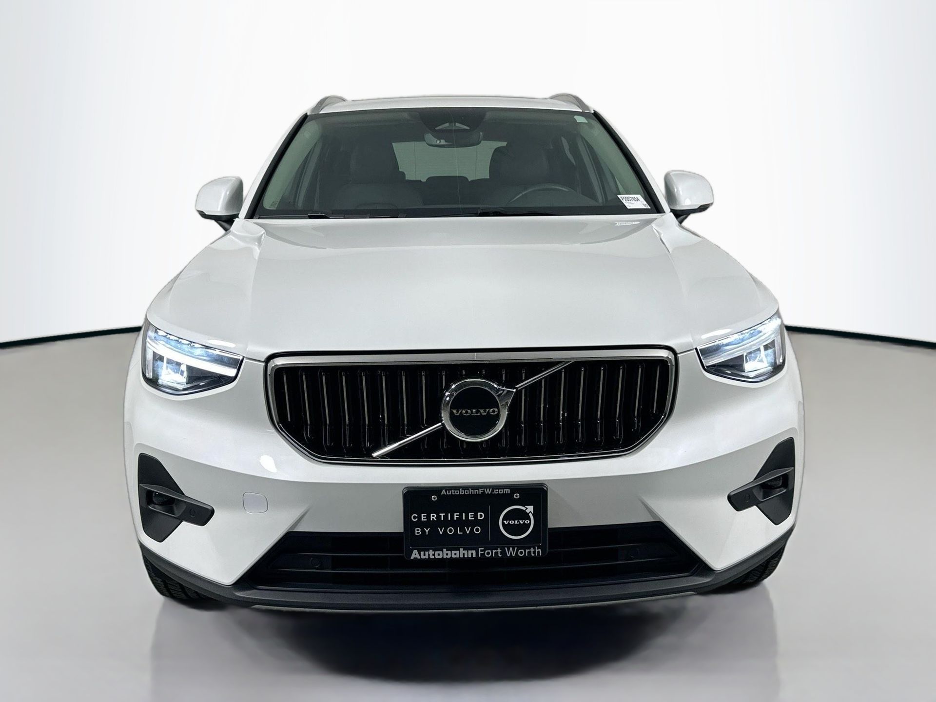 2023 Volvo XC40 Plus photo 2
