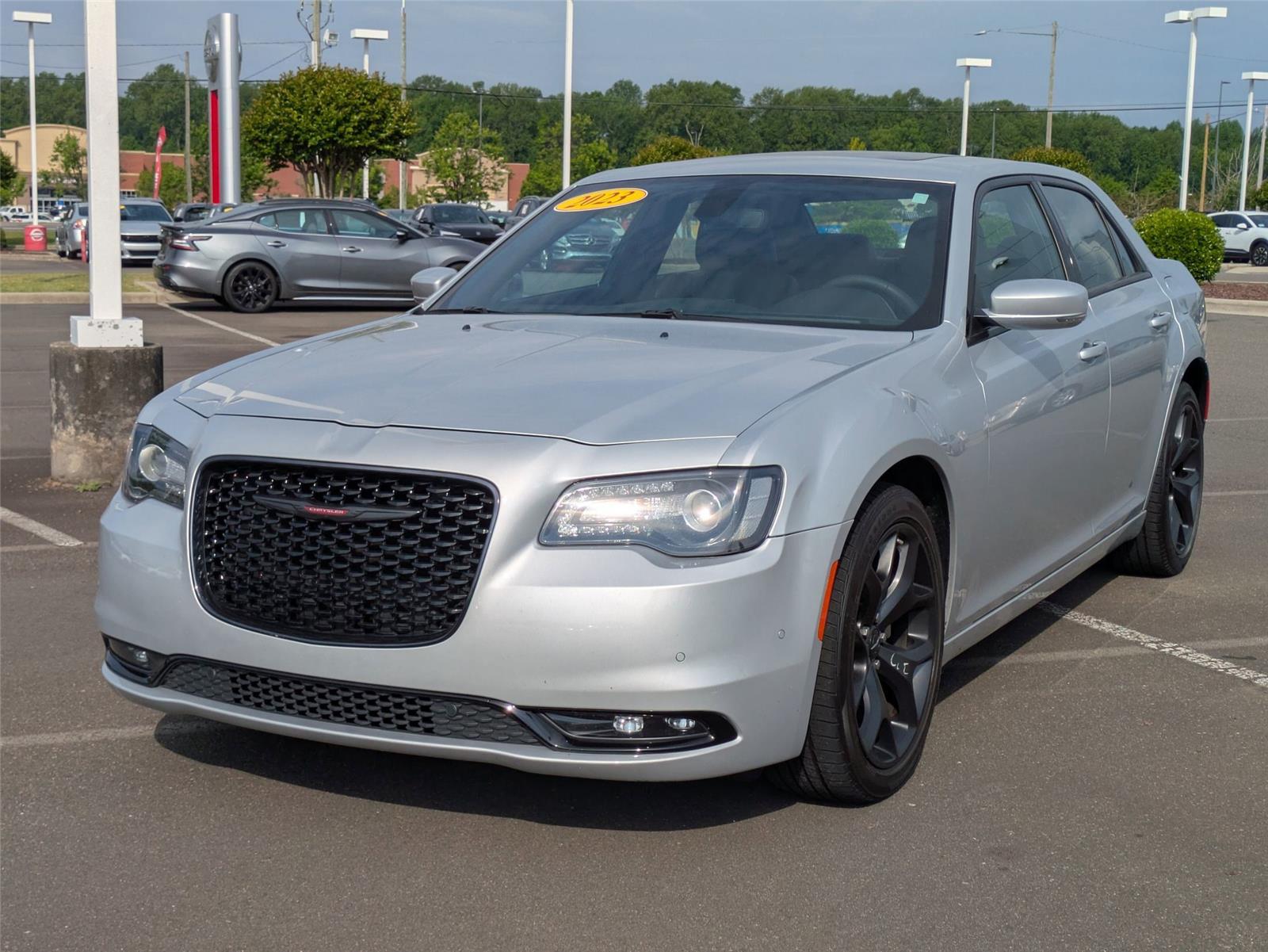 2023 Chrysler 300 photo 2