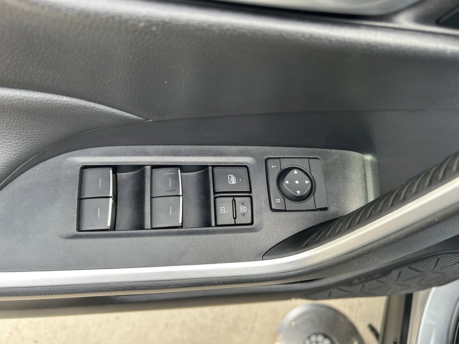 2022 Toyota RAV4 XLE Premium photo 11