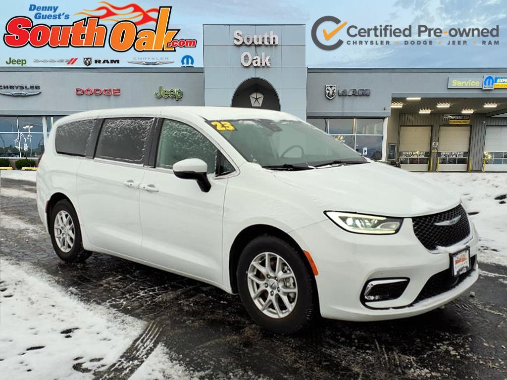 2023 Chrysler Pacifica Touring L's photo