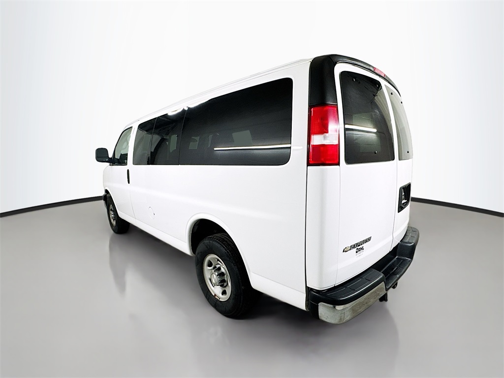 2017 Chevrolet Express 3500 LT photo 3