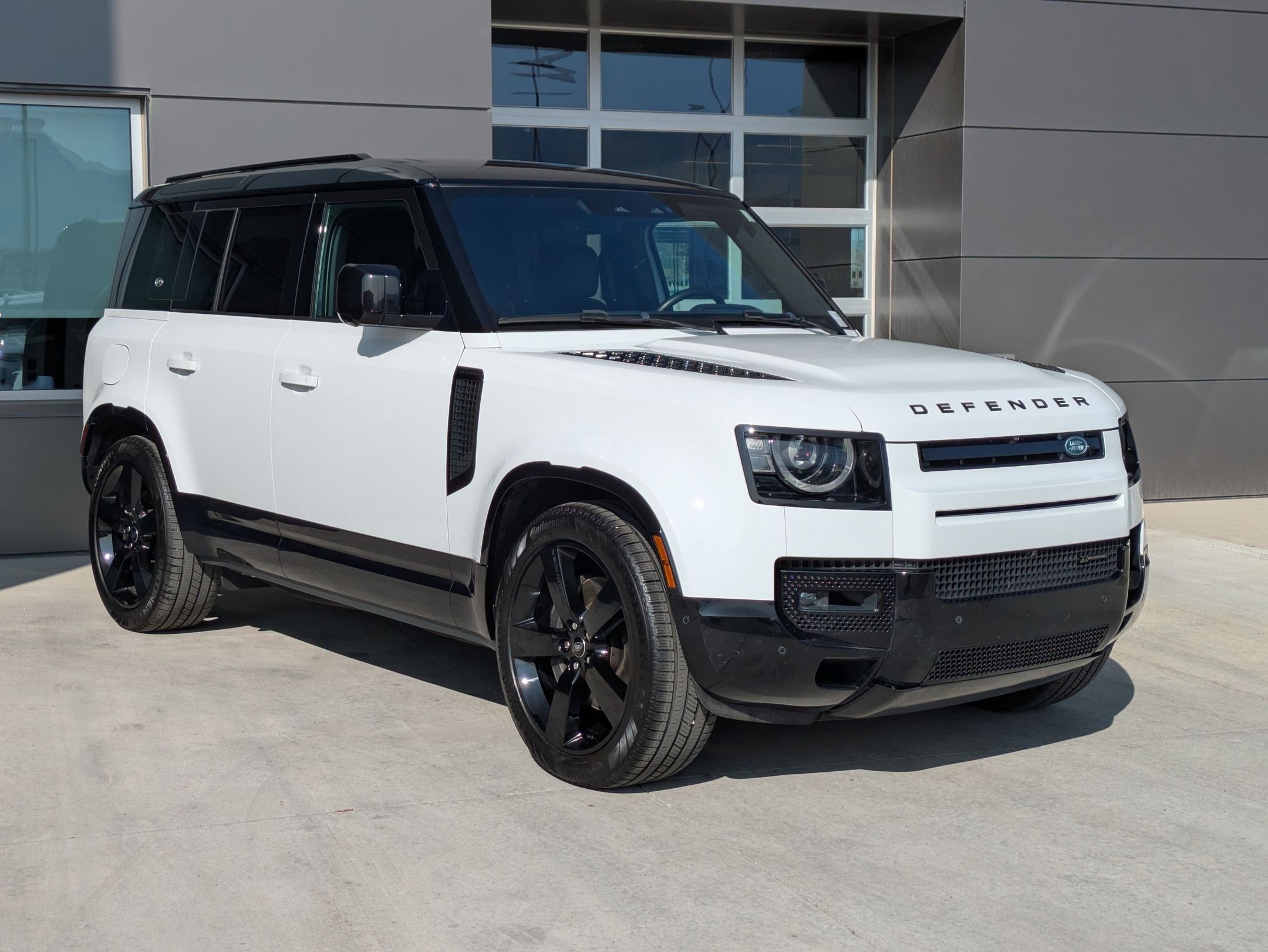 2022 Land Rover Defender 110 X-Dynamic HSE photo 3